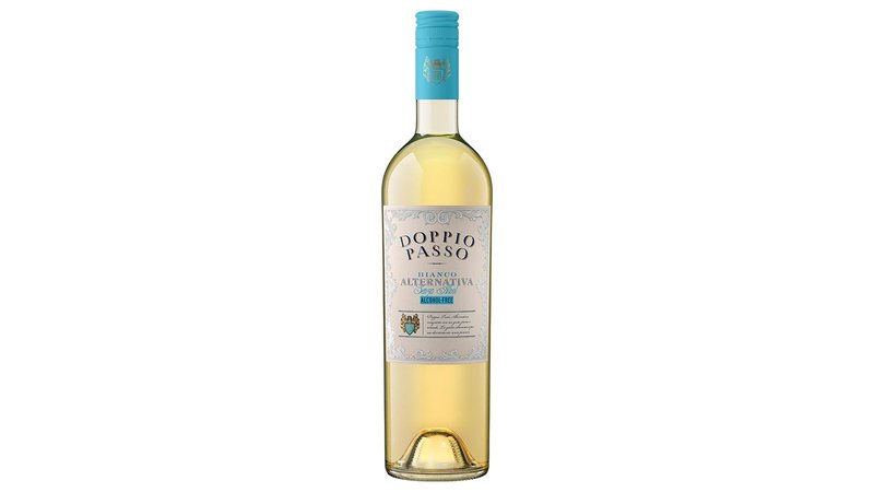 Eine Flasche alkoholfreier Weißwein mit dem Etikett 'Doppio Passo' und einem blauen Schraubverschluss steht vor einem weißen Hintergrund.