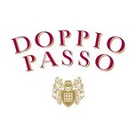 Das Logo zeigt den Schriftzug 'Doppio Passo' in eleganter Schriftart, umgeben von einem goldenen Wappen.