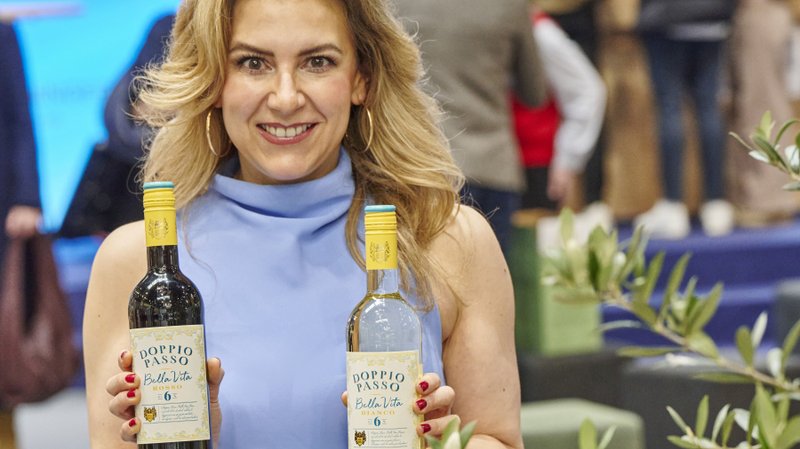 Silvia Wiesner hält zwei Flaschen Doppio Passo Bella Vita in die Kamera
