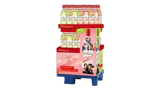Ein Verkaufsdisplay mit verschiedenen Flaschen Wein, das in fröhlichen Farben gestaltet ist und zum Genießen einlädt.