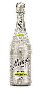 Eine elegante Flasche Mumm Sekt, die alkoholfrei ist, mit einem glitzernden Design und einem klaren, modernen Etikett.