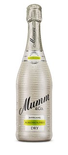 Eine elegante Flasche Mumm Sekt, die alkoholfrei ist, mit einem glitzernden Design und einem klaren, modernen Etikett.