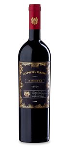 Eine elegante Flasche Doppio Passo Riserva 2016 mit einem goldverzierten Etikett und rotem Korken, die im Licht glänzt.