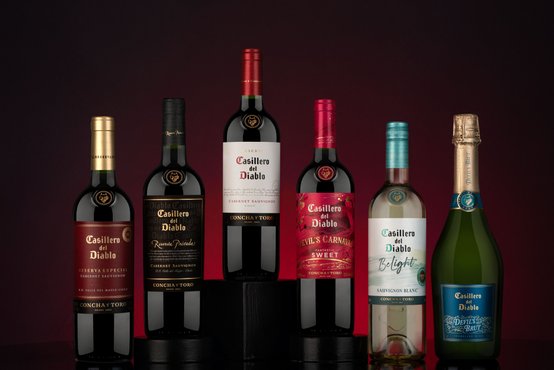 Das Sortiment Casillero del Diablo von Concha y Toro vor einem weinroten Hintergrund