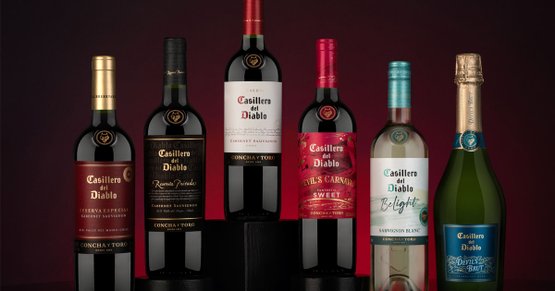 Das Sortiment von Concha y Toro vor einem weinroten Hintergrund