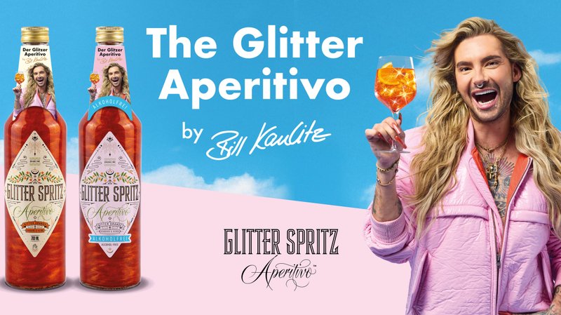 Zwei Flaschen Glitter Spritz und daneben ein Bild von Bill Kaulitz mit einem Aperitif-Glas in der Hand