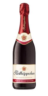 Der Rubin Halbtrocken Sekt von Rotkäppchen zeigt eine stilvolle Flasche mit einem goldenen Wappen und feinen Details.