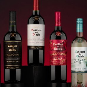Das Sortiment von Concha y Toro vor einem weinroten Hintergrund