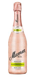 Eine Flasche alkoholfreier Rosé-Sekt von Mumm & Co. mit glitzerndem Etikett und eleganter Form steht im Vordergrund.