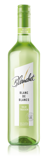 Eine grüne Flasche mit dem Etikett 'Blanchet Blanc de Blancs', die halb trocken ist, steht auf einem reflektierenden Untergrund.