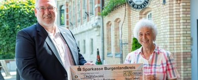 Scheckübergabe Sondercuvée Mike Eberle übergibt einen Scheck an lokale Vereine